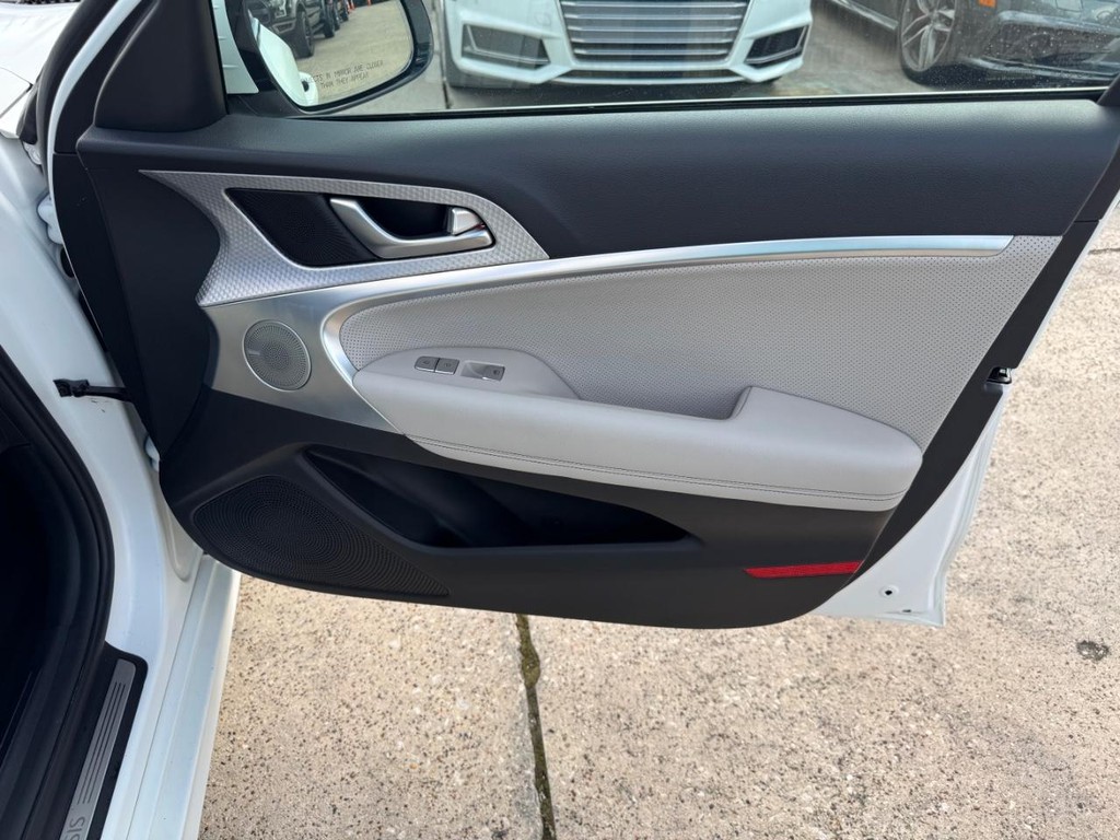 Genesis G70 Vehicle Full-screen Gallery Image 15