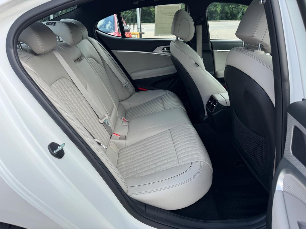 Genesis G70 Vehicle Full-screen Gallery Image 16