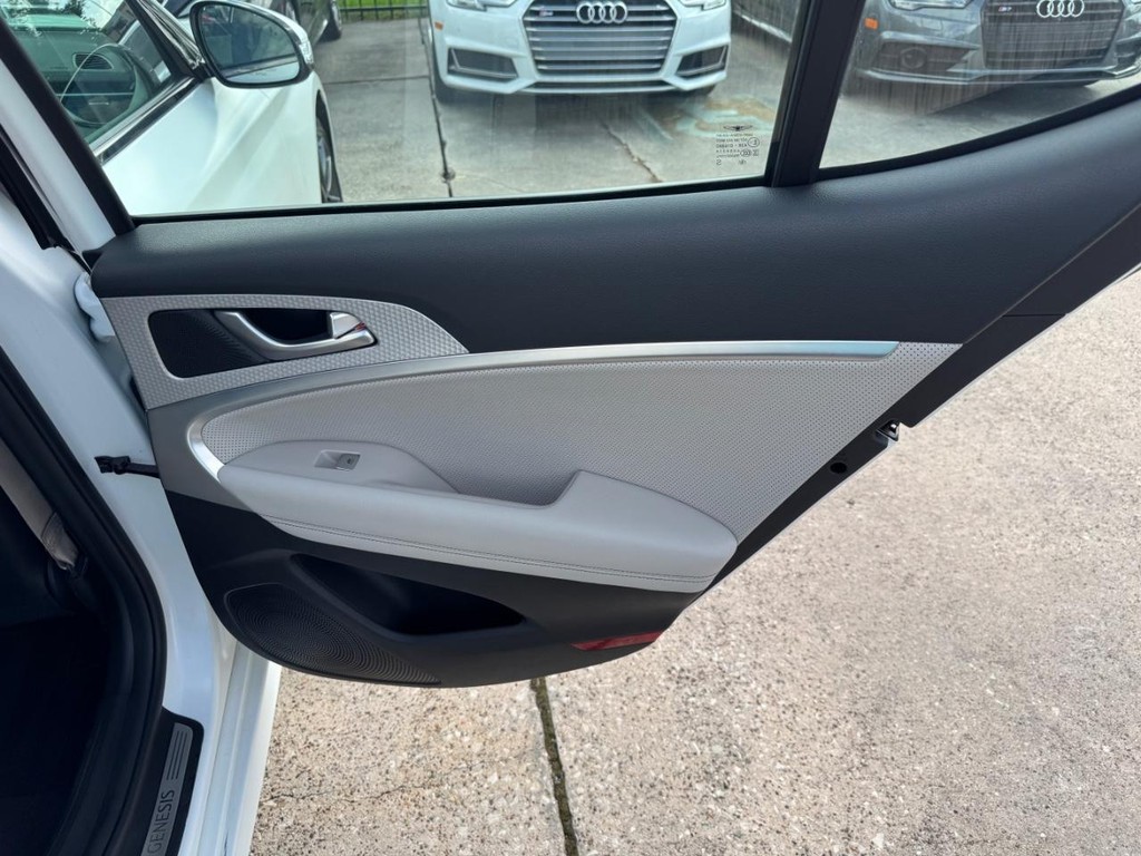 Genesis G70 Vehicle Full-screen Gallery Image 17