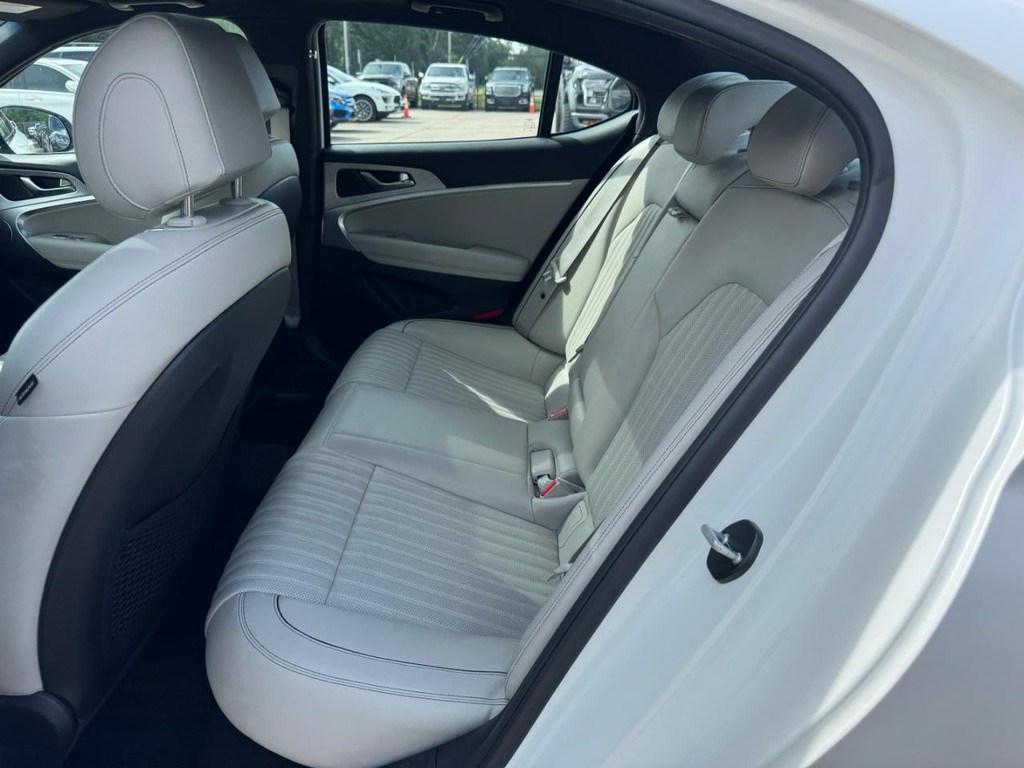 Genesis G70 Vehicle Full-screen Gallery Image 18