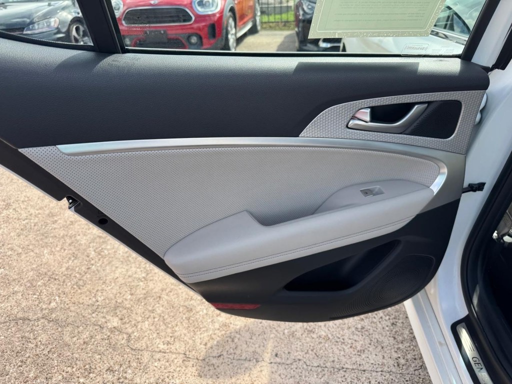 Genesis G70 Vehicle Full-screen Gallery Image 19