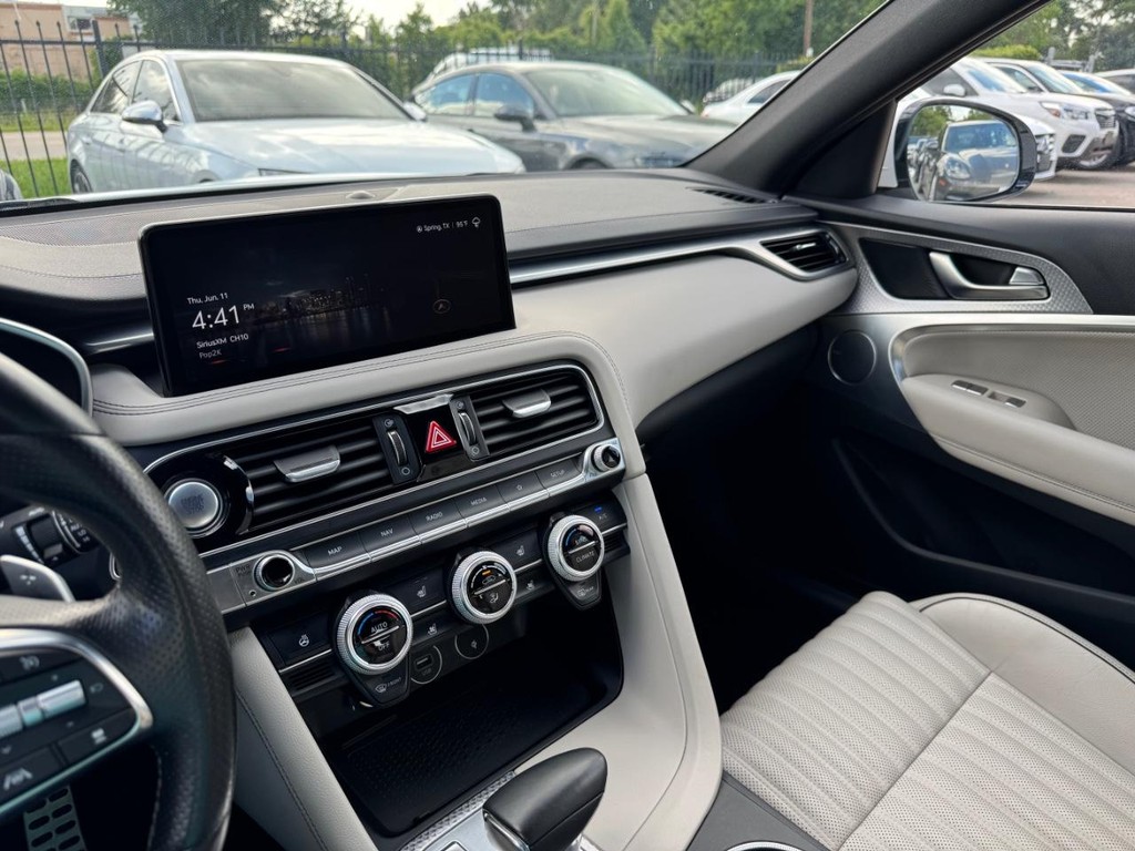 Genesis G70 Vehicle Full-screen Gallery Image 20