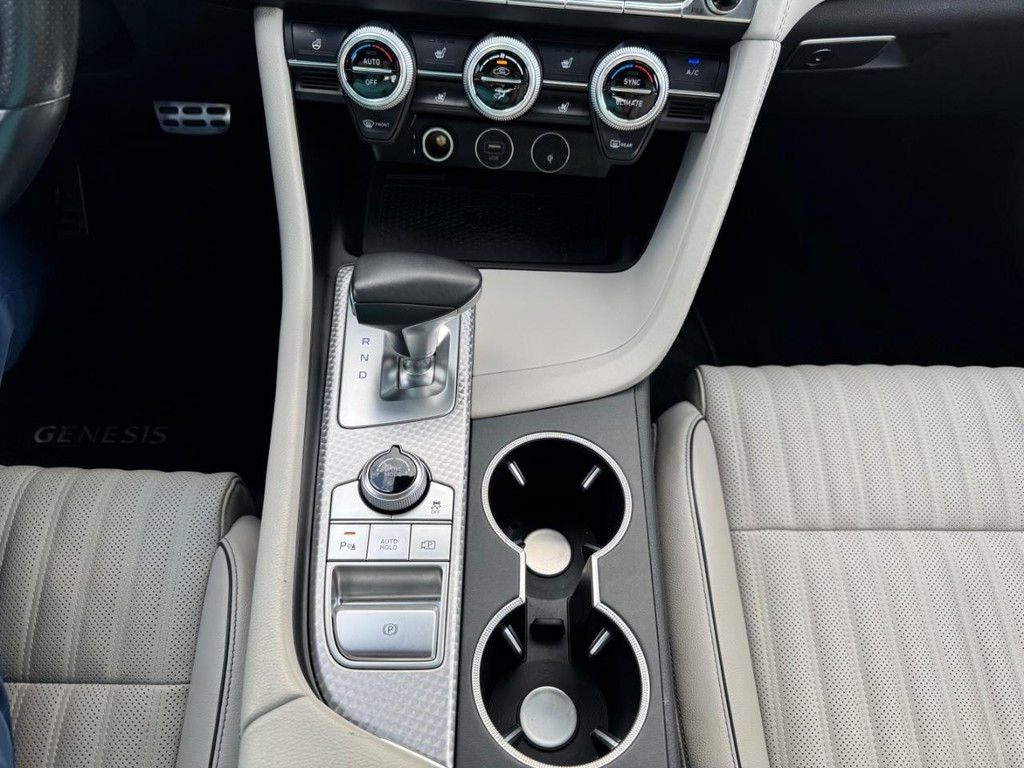 Genesis G70 Vehicle Full-screen Gallery Image 21