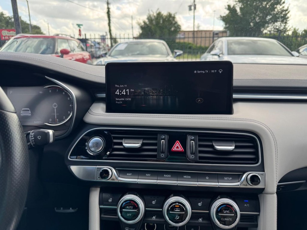 Genesis G70 Vehicle Full-screen Gallery Image 22