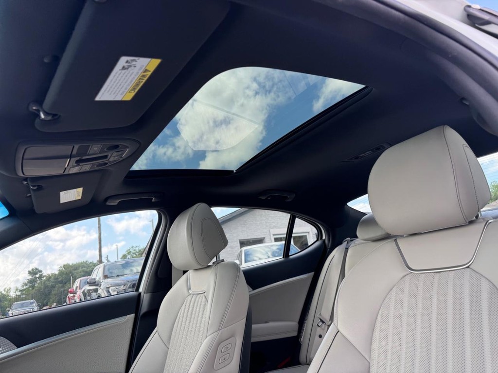 Genesis G70 Vehicle Full-screen Gallery Image 26