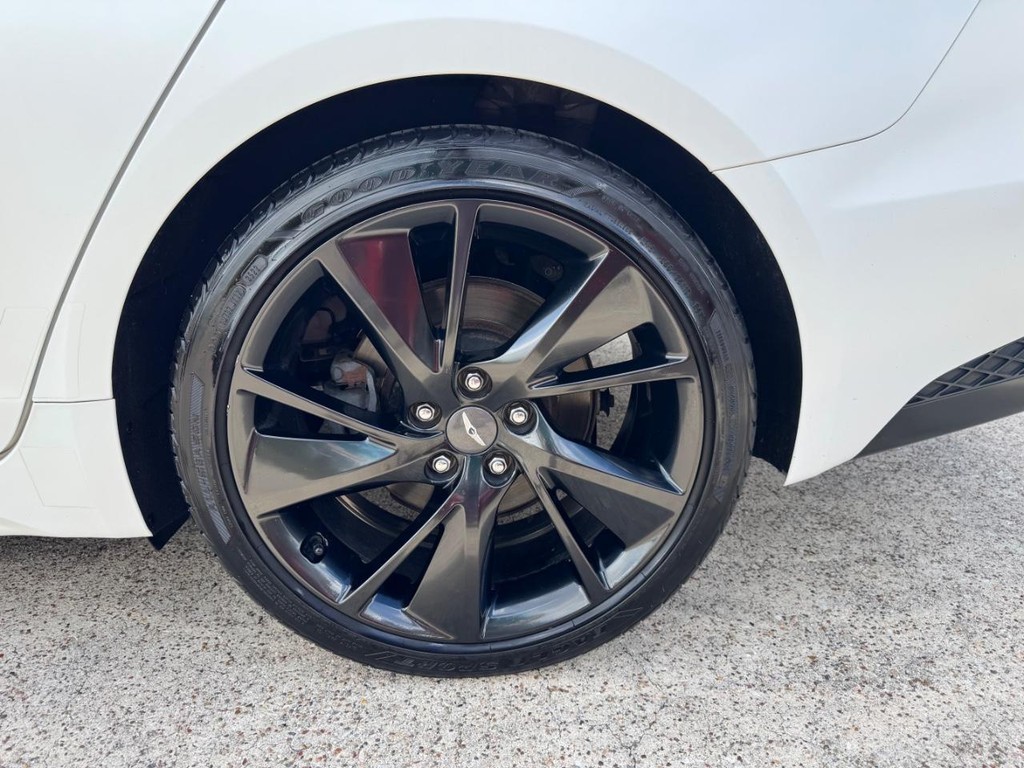 Genesis G70 Vehicle Full-screen Gallery Image 29