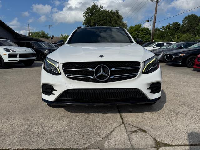 Mercedes-Benz GLC 300 Vehicle Full-screen Gallery Image 02