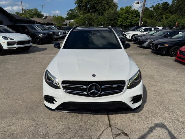 Mercedes-Benz GLC 300 Vehicle Full-screen Gallery Image 03