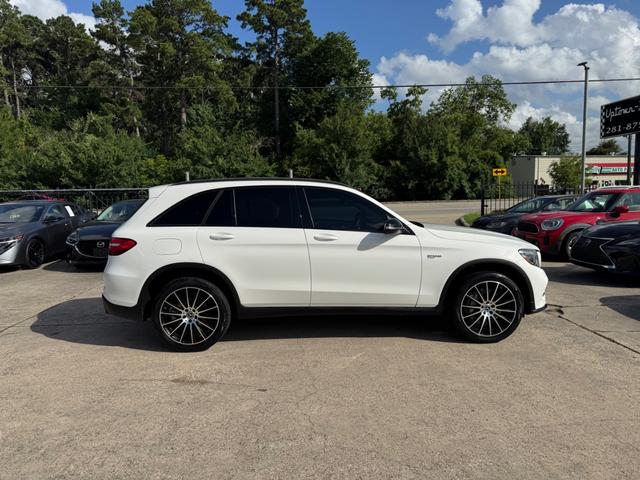 Mercedes-Benz GLC 300 Vehicle Full-screen Gallery Image 05