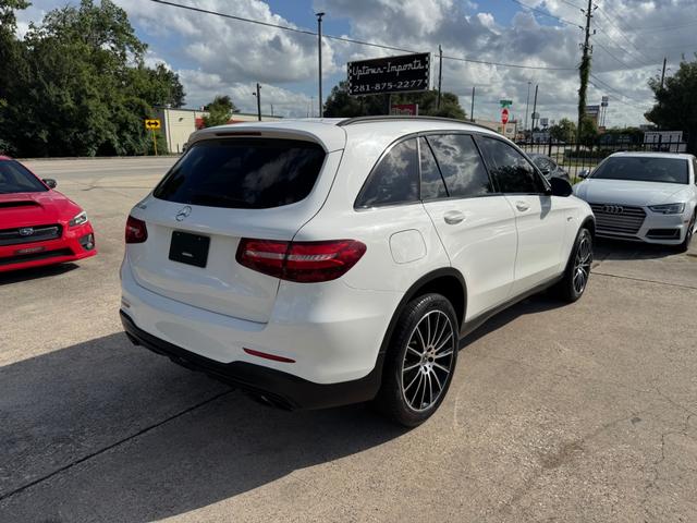 Mercedes-Benz GLC 300 Vehicle Full-screen Gallery Image 06