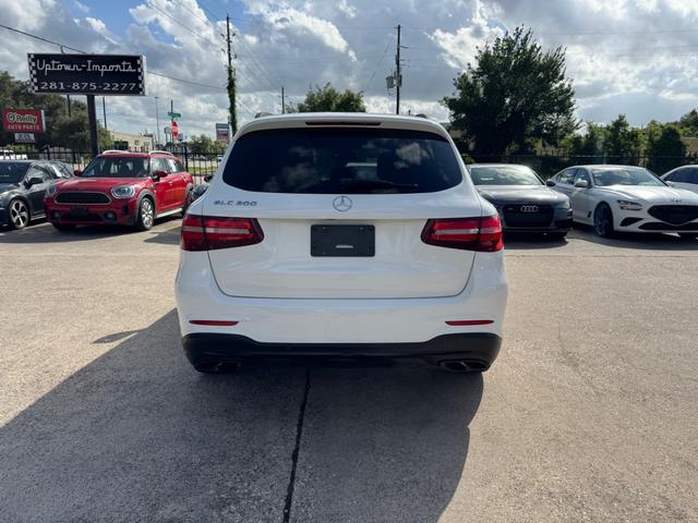 Mercedes-Benz GLC 300 Vehicle Full-screen Gallery Image 07
