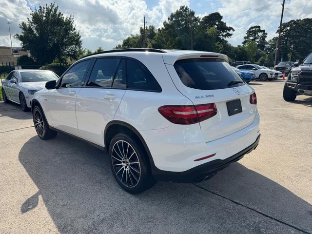 Mercedes-Benz GLC 300 Vehicle Full-screen Gallery Image 08