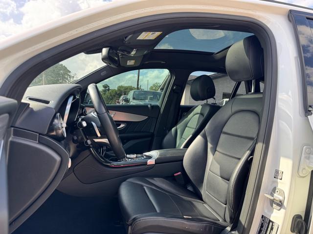 Mercedes-Benz GLC 300 Vehicle Full-screen Gallery Image 11