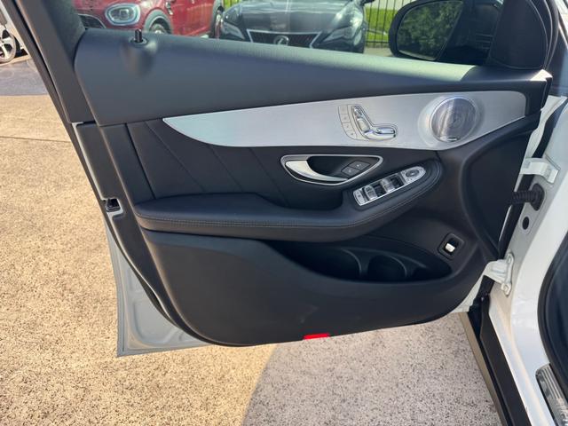 Mercedes-Benz GLC 300 Vehicle Full-screen Gallery Image 12