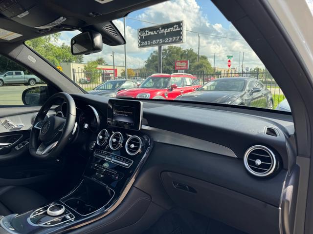 Mercedes-Benz GLC 300 Vehicle Full-screen Gallery Image 13