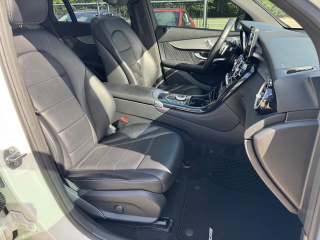 Mercedes-Benz GLC 300 Vehicle Full-screen Gallery Image 14