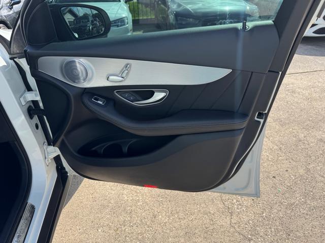 Mercedes-Benz GLC 300 Vehicle Full-screen Gallery Image 15