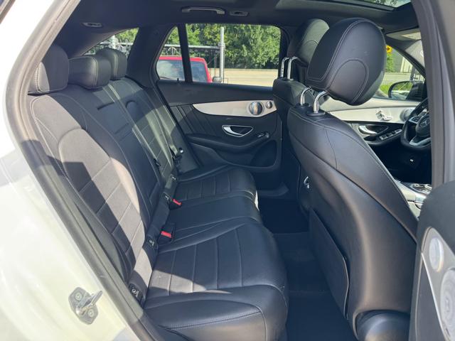 Mercedes-Benz GLC 300 Vehicle Full-screen Gallery Image 16