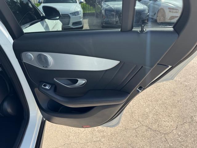 Mercedes-Benz GLC 300 Vehicle Full-screen Gallery Image 17