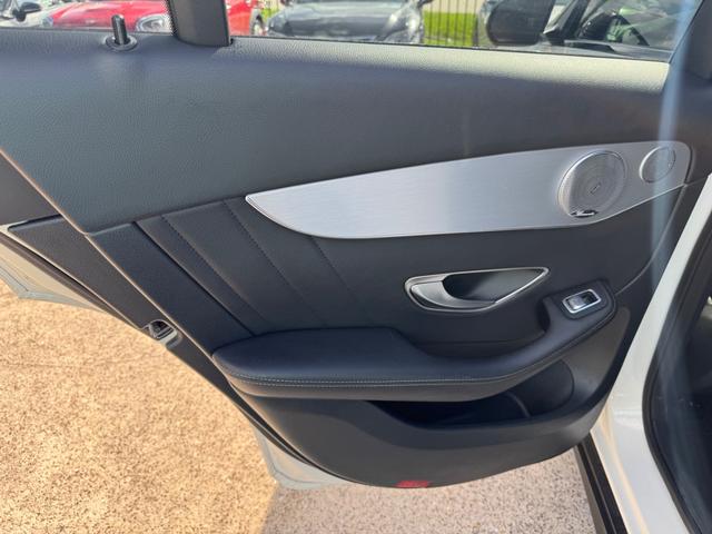 Mercedes-Benz GLC 300 Vehicle Full-screen Gallery Image 18