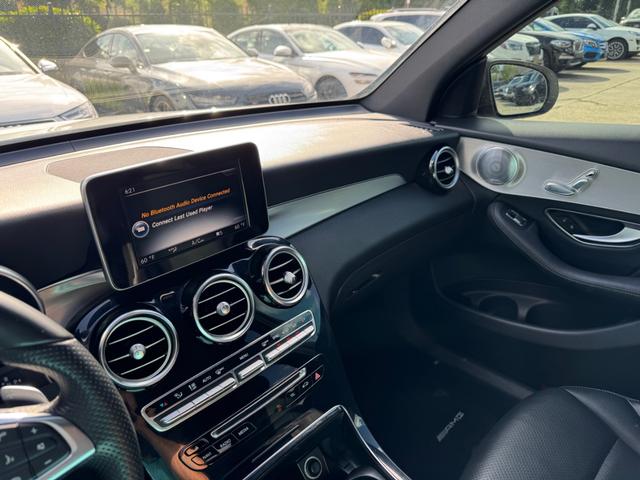 Mercedes-Benz GLC 300 Vehicle Full-screen Gallery Image 23