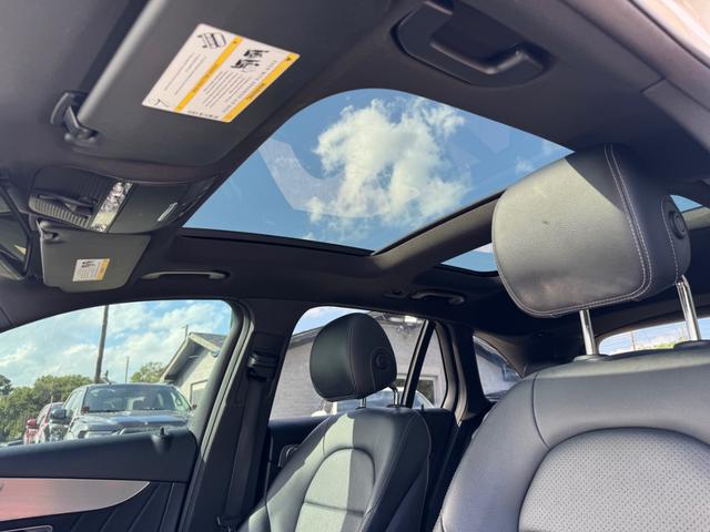Mercedes-Benz GLC 300 Vehicle Full-screen Gallery Image 24