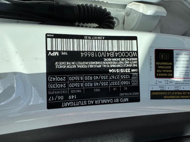 Mercedes-Benz GLC 300 Vehicle Full-screen Gallery Image 25