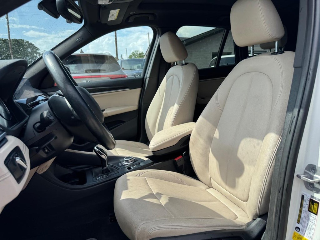 BMW X1 Vehicle Full-screen Gallery Image 11