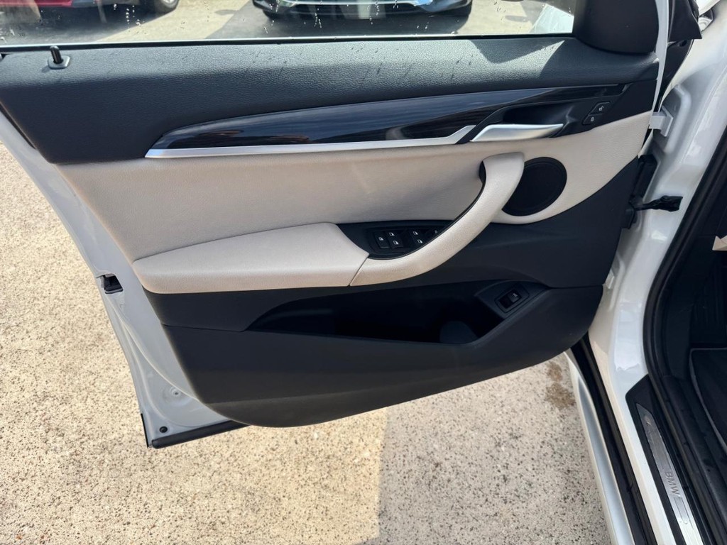 BMW X1 Vehicle Full-screen Gallery Image 12