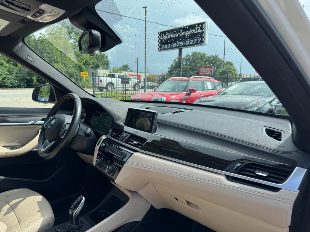 BMW X1 Vehicle Full-screen Gallery Image 13