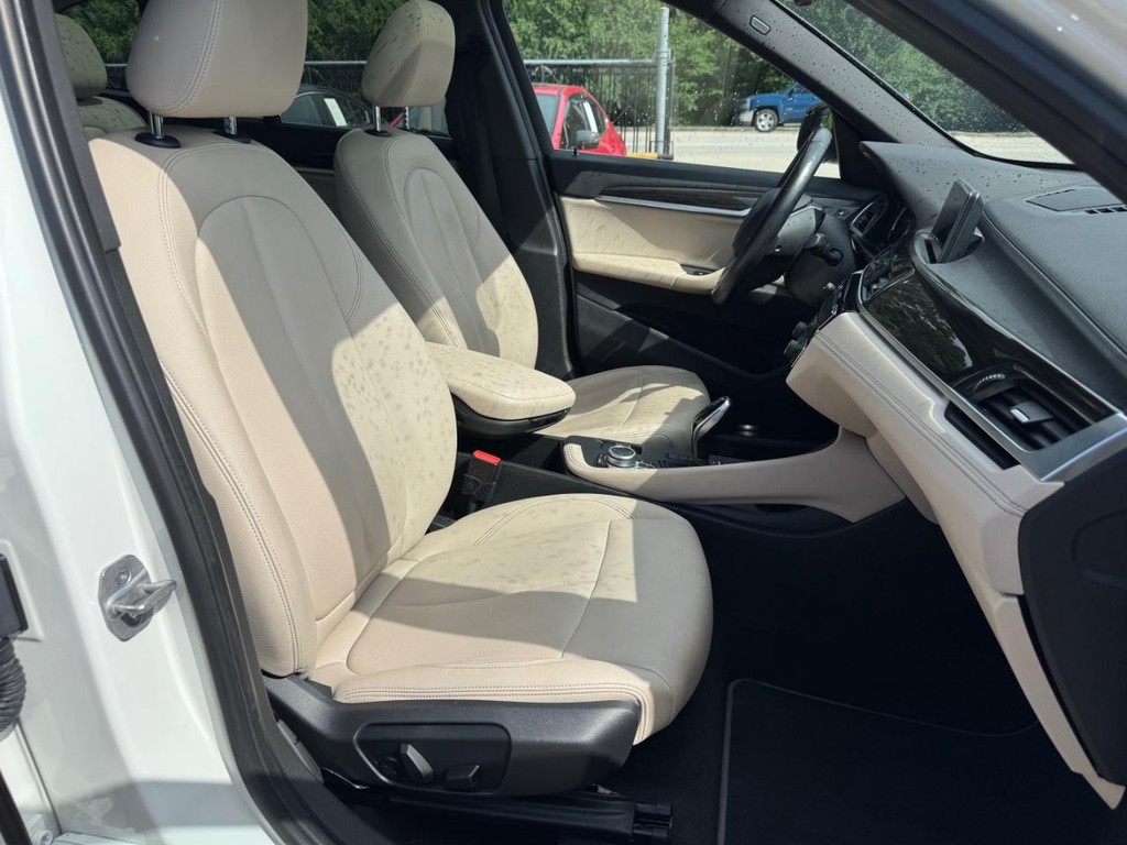BMW X1 Vehicle Full-screen Gallery Image 14