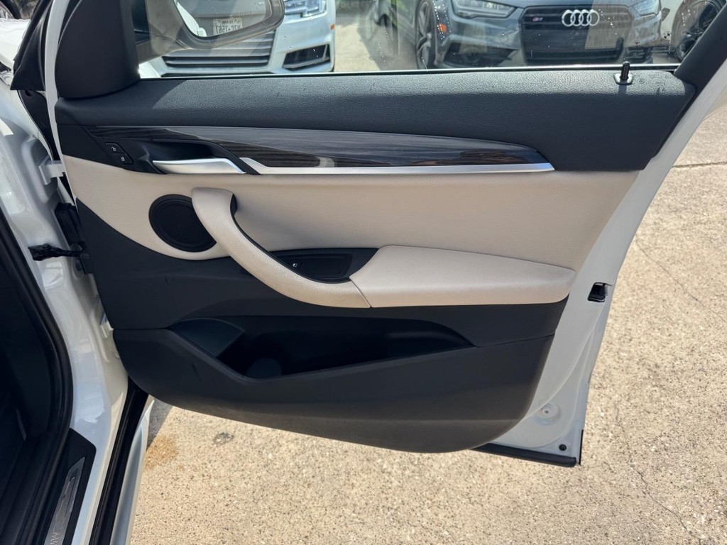 BMW X1 Vehicle Full-screen Gallery Image 15