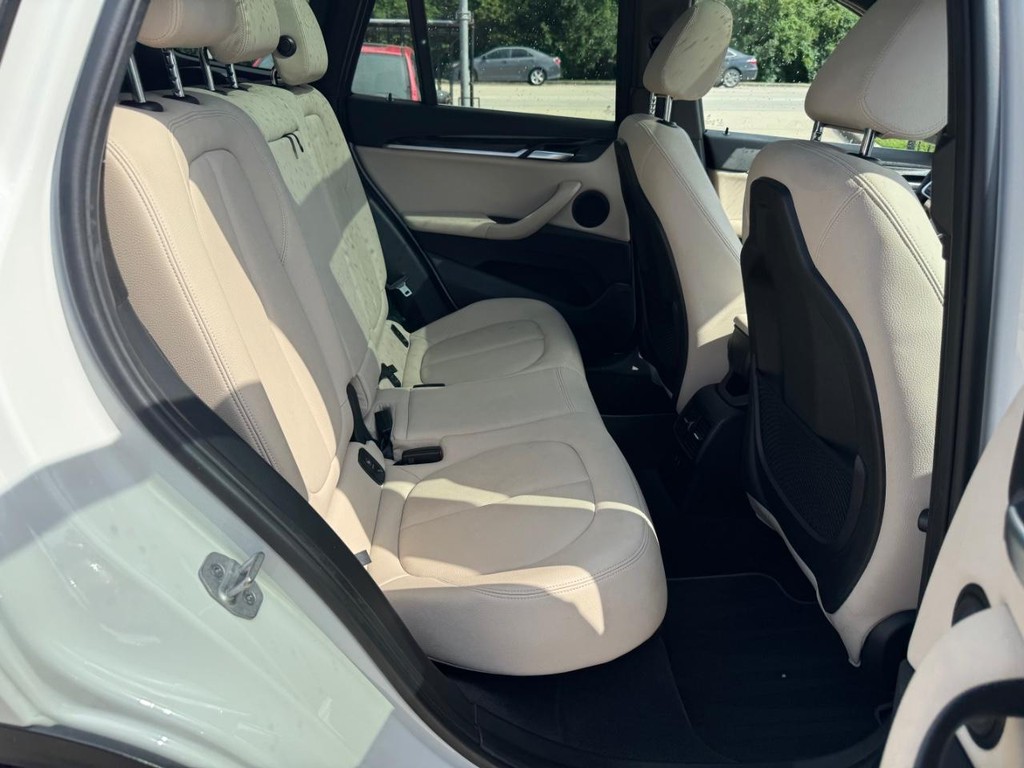 BMW X1 Vehicle Full-screen Gallery Image 16