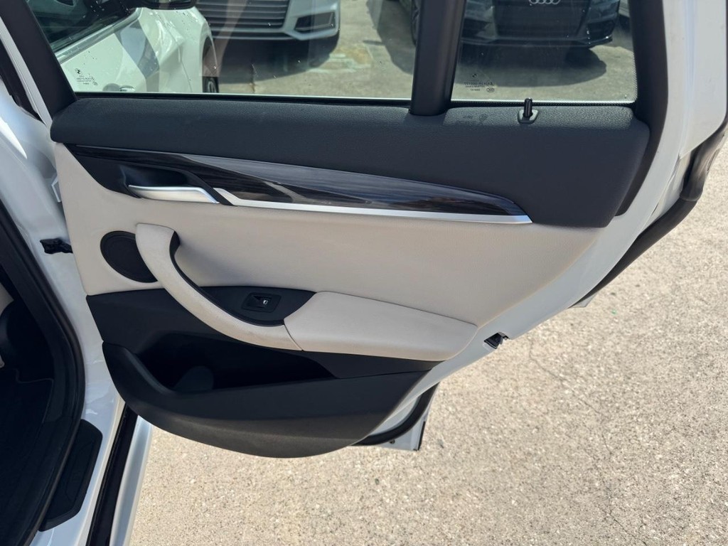 BMW X1 Vehicle Full-screen Gallery Image 17