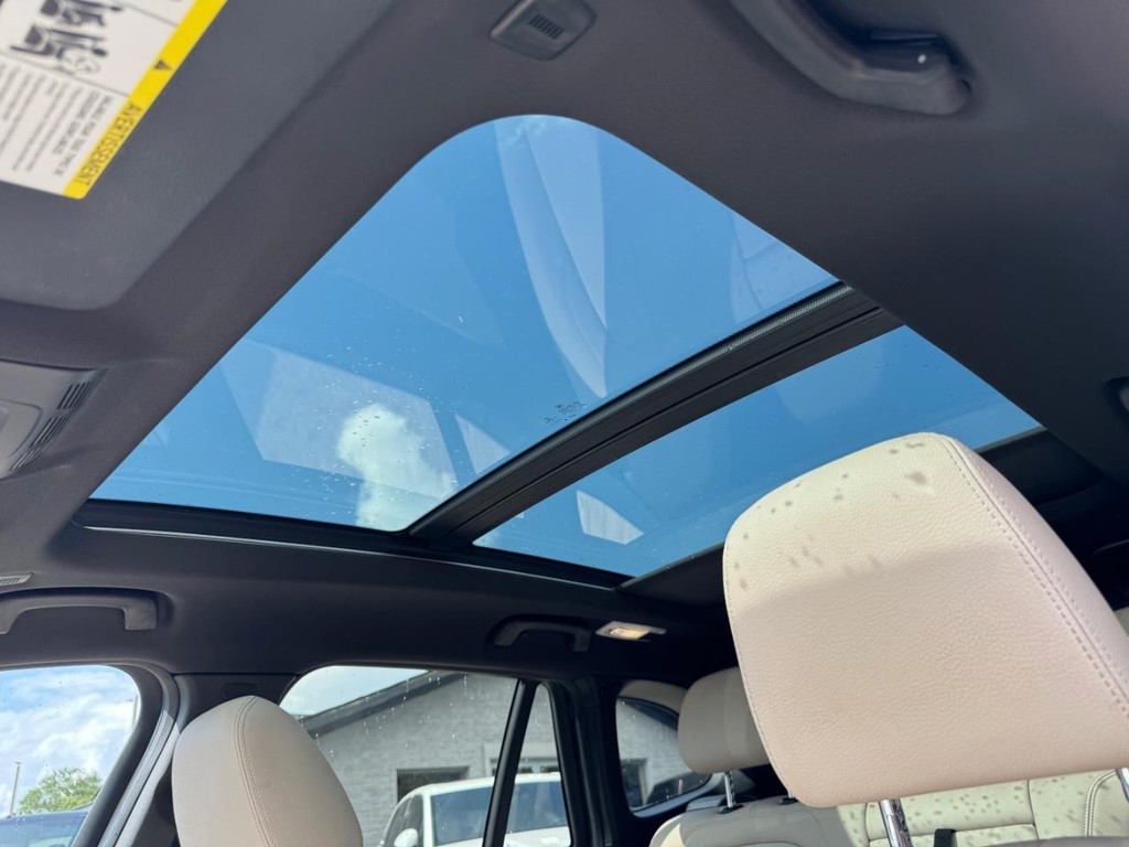 BMW X1 Vehicle Full-screen Gallery Image 22