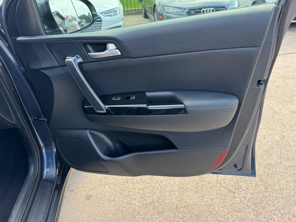 Kia Sportage Vehicle Full-screen Gallery Image 15