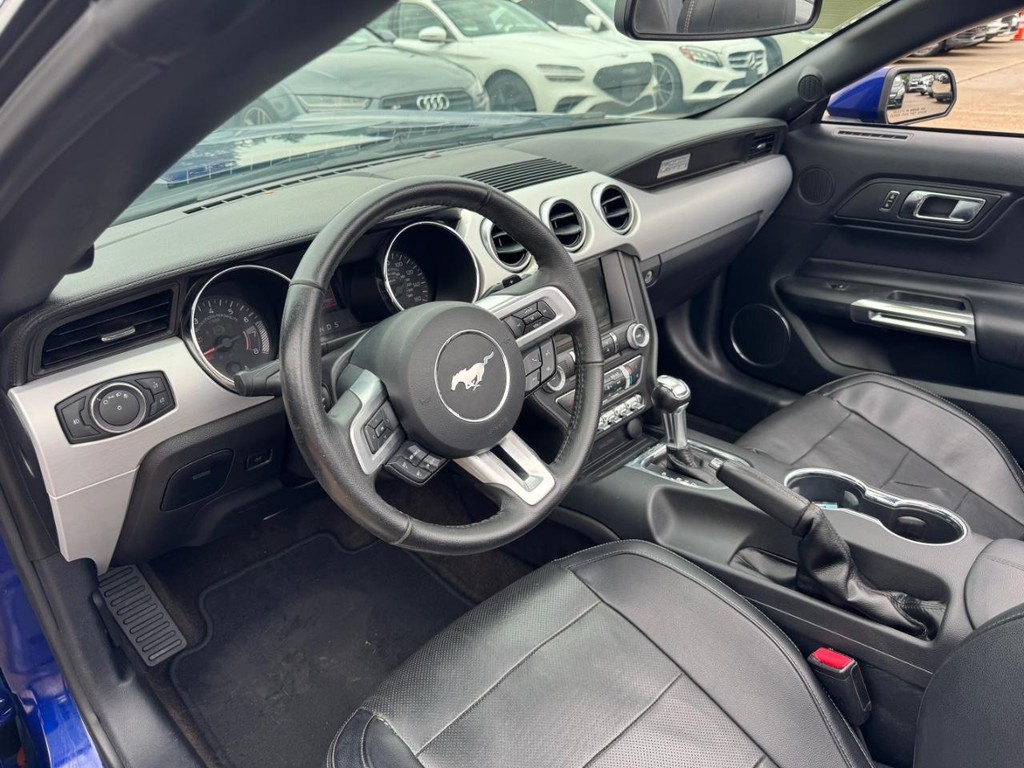 Ford Mustang Vehicle Full-screen Gallery Image 18