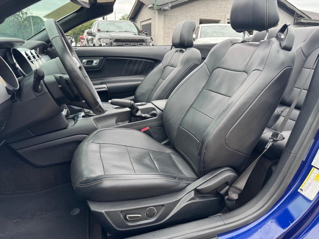 Ford Mustang Vehicle Full-screen Gallery Image 19