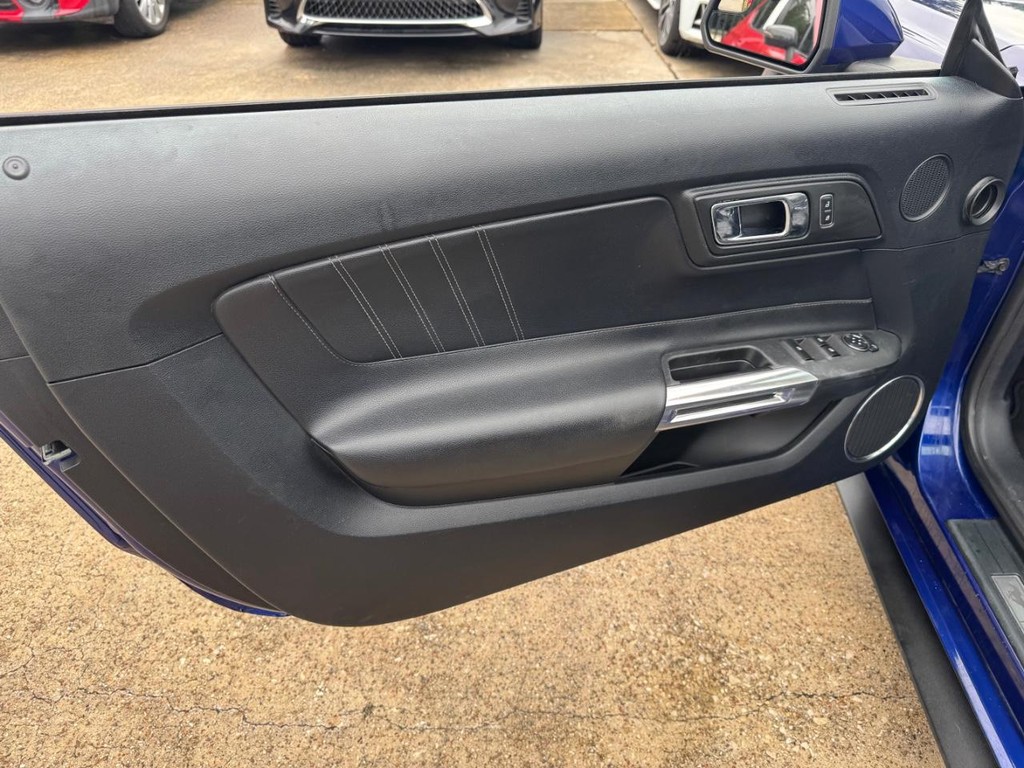 Ford Mustang Vehicle Full-screen Gallery Image 20