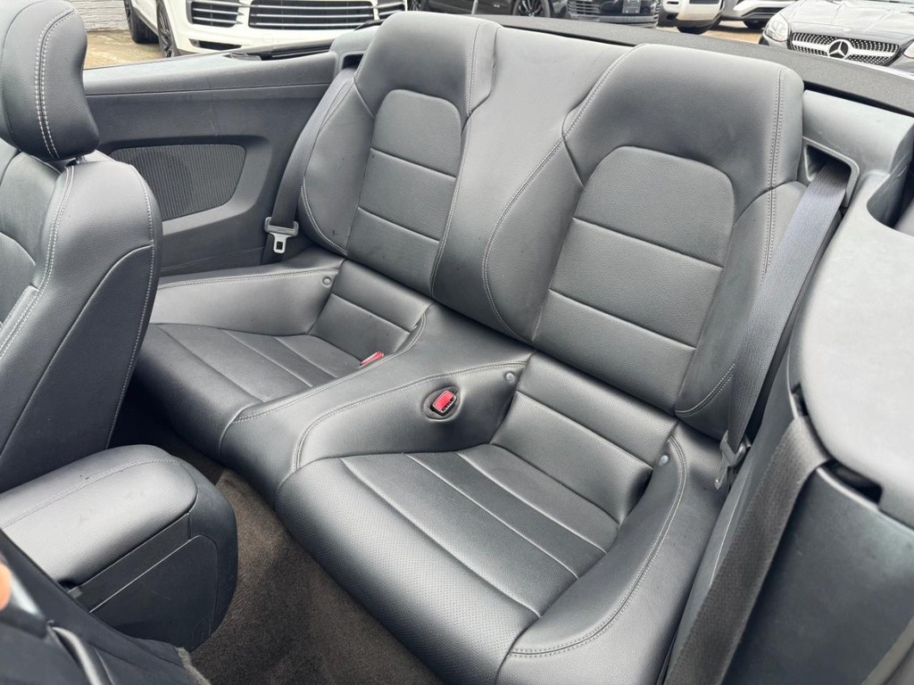 Ford Mustang Vehicle Full-screen Gallery Image 21