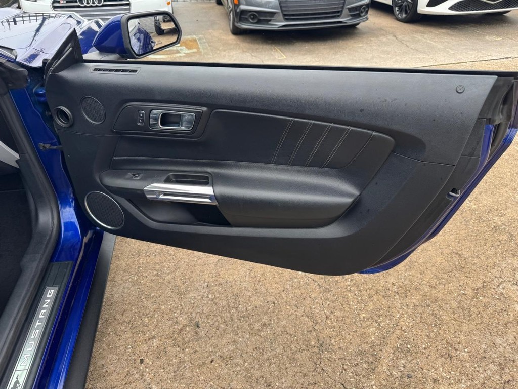 Ford Mustang Vehicle Full-screen Gallery Image 24