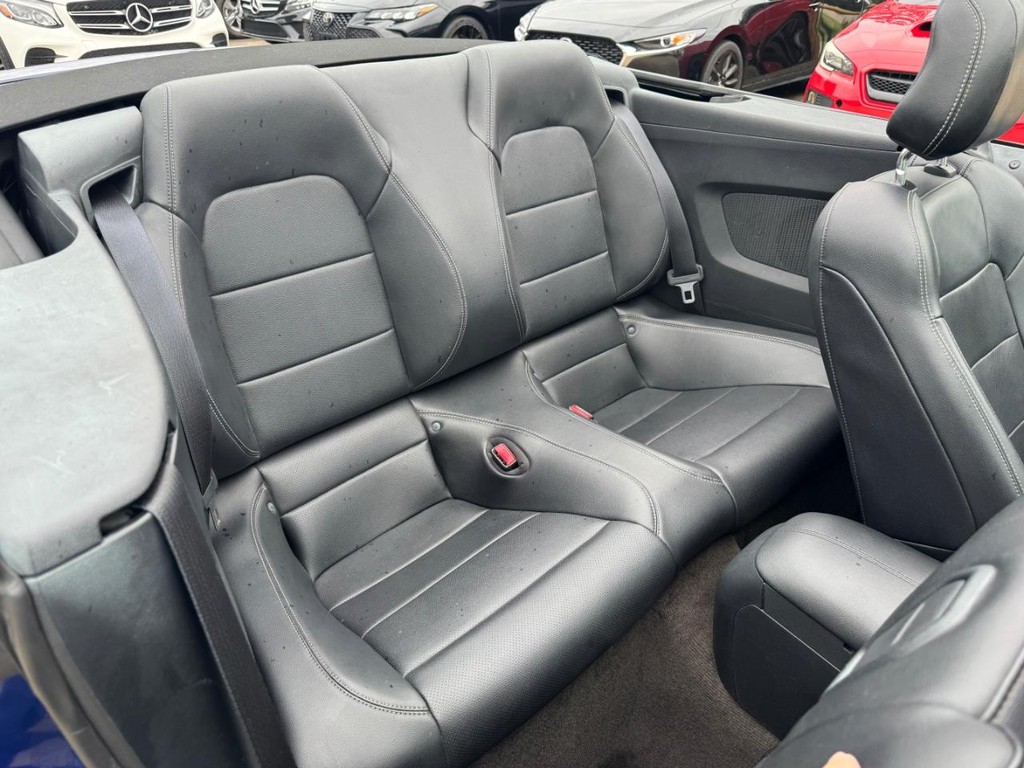 Ford Mustang Vehicle Full-screen Gallery Image 25
