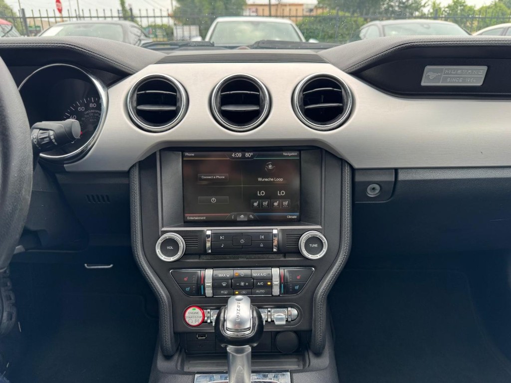Ford Mustang Vehicle Full-screen Gallery Image 28