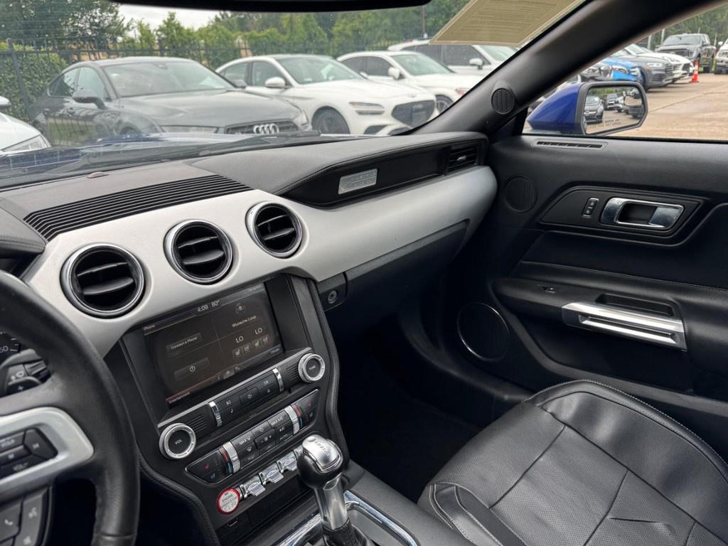 Ford Mustang Vehicle Full-screen Gallery Image 30