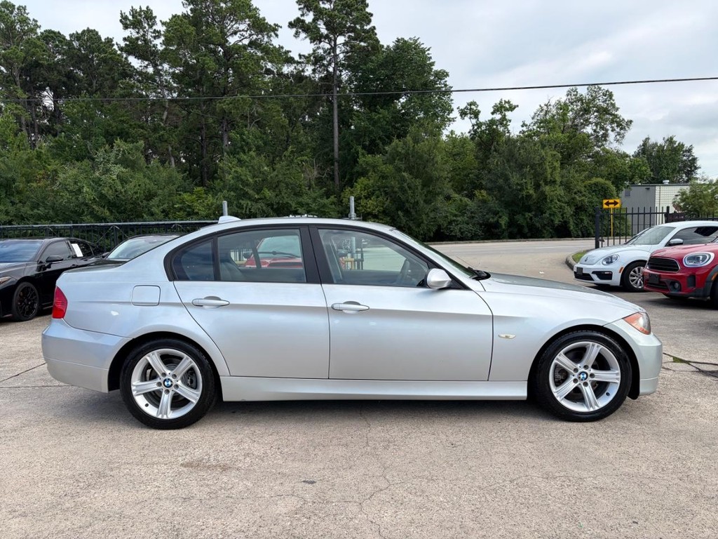 BMW 3 Series Vehicle Full-screen Gallery Image 04