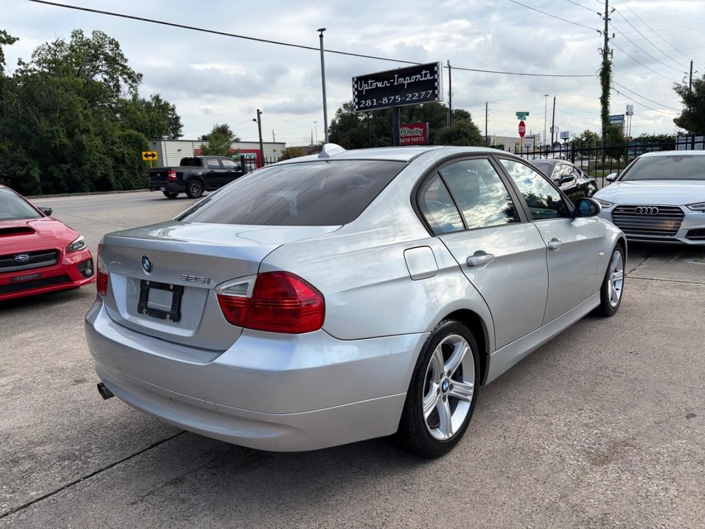 BMW 3 Series Vehicle Full-screen Gallery Image 05