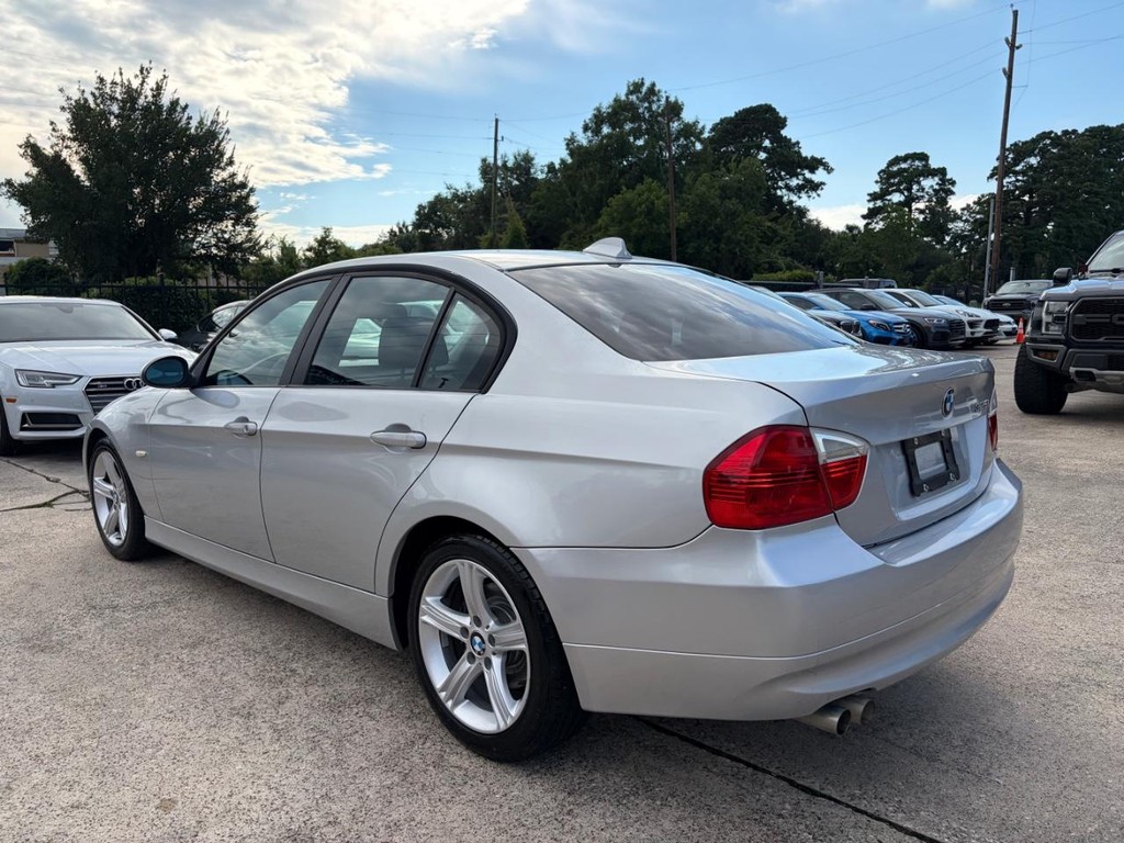 BMW 3 Series Vehicle Full-screen Gallery Image 07