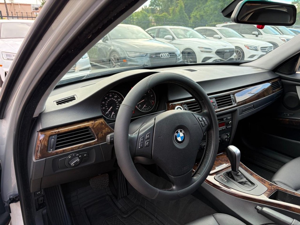 BMW 3 Series Vehicle Full-screen Gallery Image 09