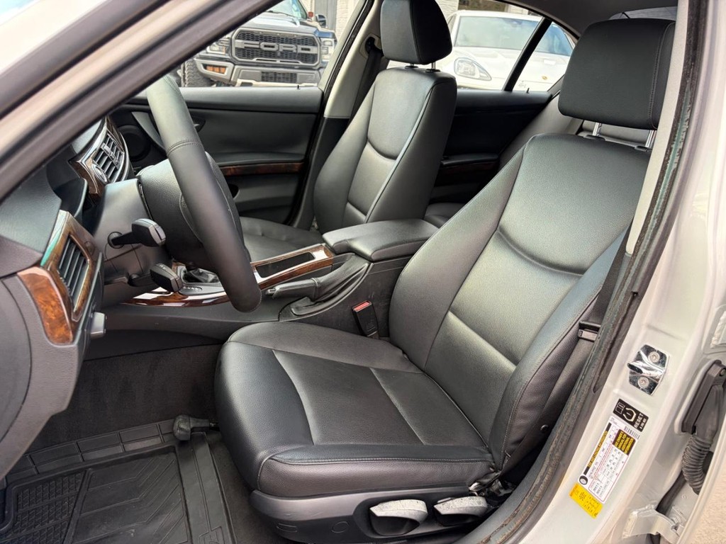 BMW 3 Series Vehicle Full-screen Gallery Image 10