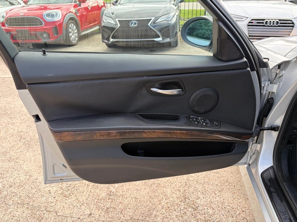 BMW 3 Series Vehicle Full-screen Gallery Image 11